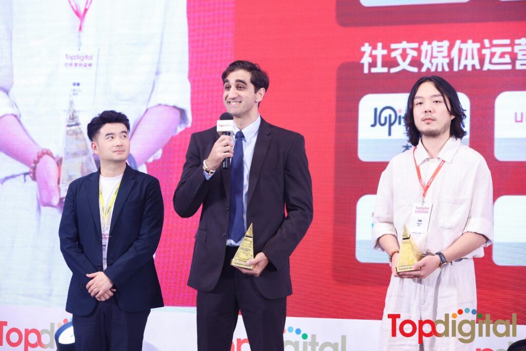 omid pourmomen accepting TopDigital Award on stage